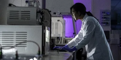 Lady in a white labcoat in a modern lab 