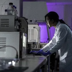Lady in a white labcoat in a modern lab 