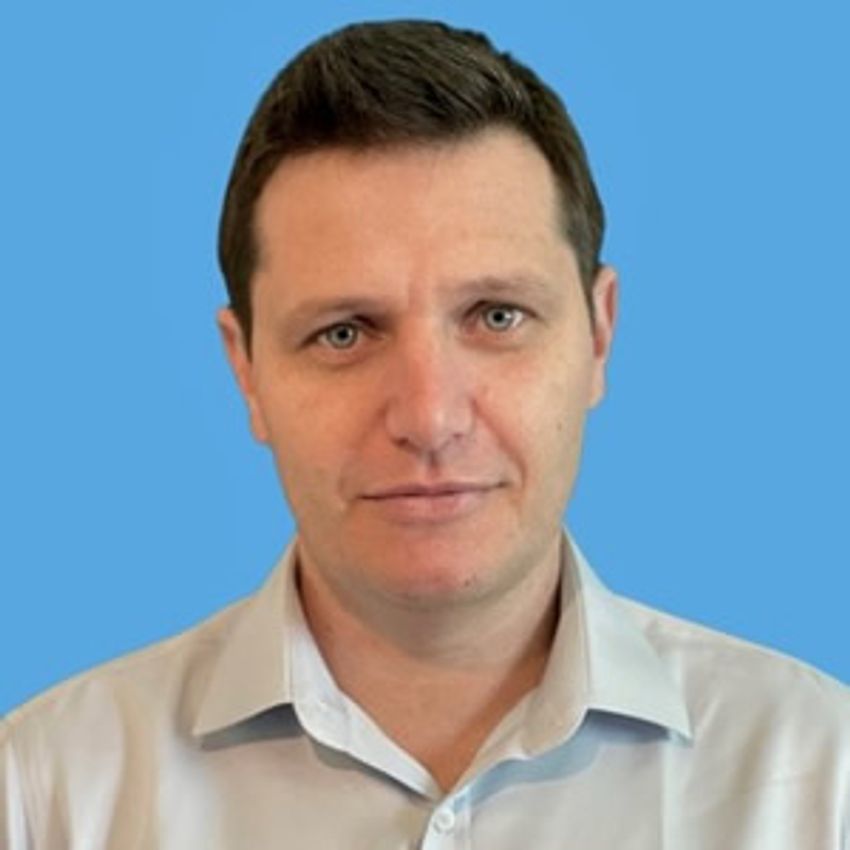 Ronen Schneider in front of blue background