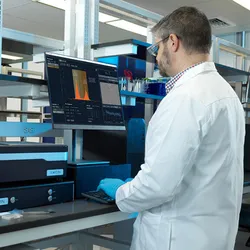 Refeyn’s Samux™ benchtop mass photometer enables rapid analysis of adeno-associated virus  samples. 